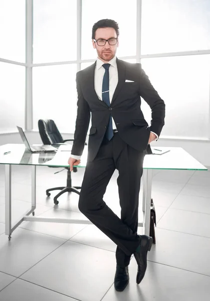 彼の机の近くに立って自信の実業家 — ストック写真