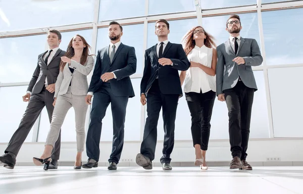 Fondo view.young equipo de negocios marchando juntos . — Foto de Stock