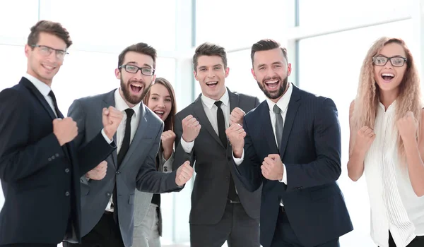 Heureuse équipe d'affaires debout dans le bureau . — Photo