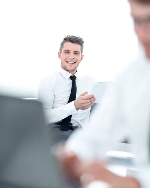 Joven hombre de negocios en formalwear mecanografía en el portátil — Foto de Stock