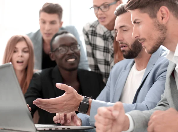 Empresario presentando a sus colegas en una reunión — Foto de Stock