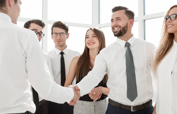 Zakenman schudden handen met zijn zakenpartner — Stockfoto