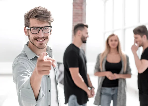 Groupe de jeunes gens d'affaires heureux dans une réunion au bureau — Photo