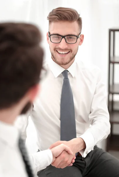 Stretta di mano ravvicinata .welcome dei dipendenti dell'azienda — Foto Stock