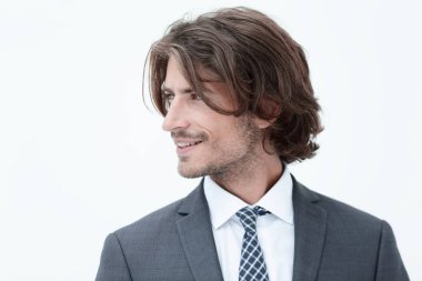Şık giysiler içinde yakışıklı adam uzakta ve gülümseyen arıyor