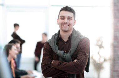 office arka plan üzerinde yaratıcı iş adamı