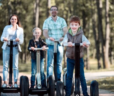 neşeli aile zaman şehirde Park harcıyor.