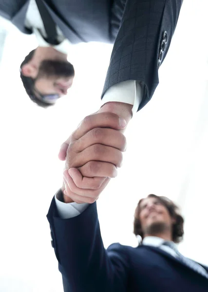 Zwei Männer beim Händeschütteln im Stehen — Stockfoto