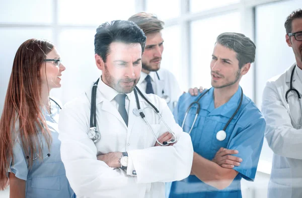 Grupo de médicos mirando la pantalla de la computadora — Foto de Stock