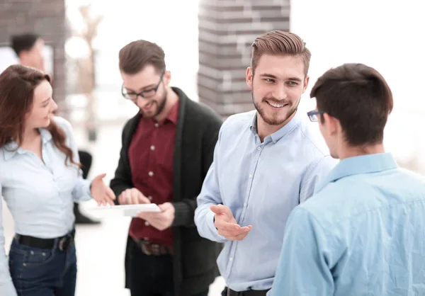 Manager consulting with his colleagues in the office. — Stock Photo, Image