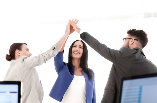 Le donne d'affari di successo si motivano a vicenda con il cinque alto — Foto Stock