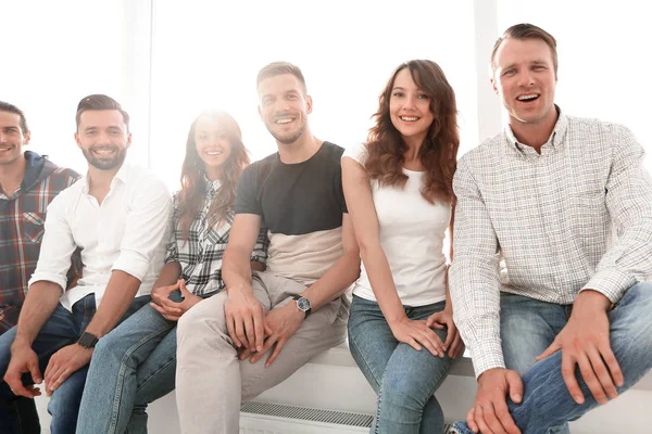 Jonge creatieve mensen zitten op stoelen in wachtkamer — Stockfoto