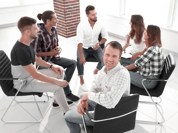 Sonriente jefe sentado en el taller — Foto de Stock