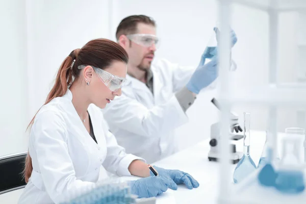 Dos científicos trabajan en el laboratorio . — Foto de Stock