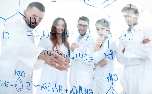 I bakgrunden bild gruppen laboratorium forskarna diskuterar deras forskning — Stockfoto