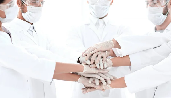 Nahaufnahme von Ärzten, die Hand in Hand mit Kollegen stapeln — Stockfoto