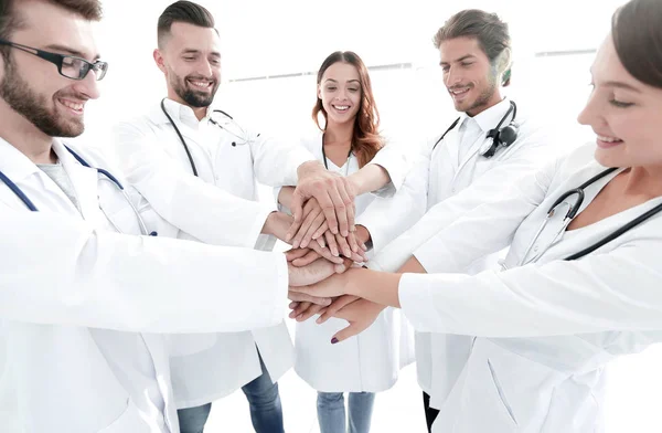 Gruppe medizinischer Praktikanten zeigt ihre Einigkeit — Stockfoto