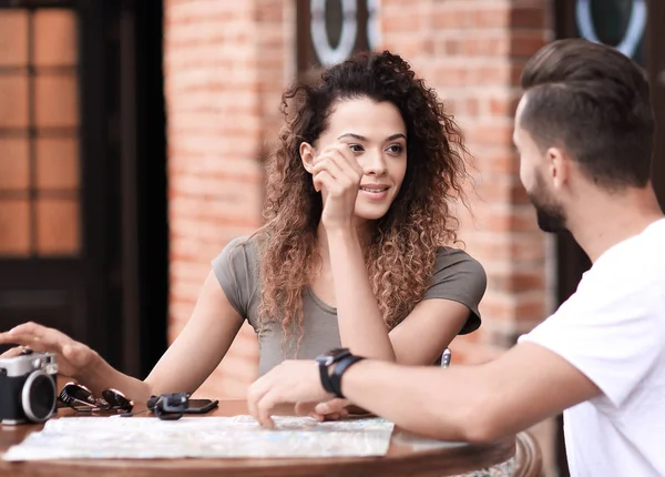 Belo casal amoroso sentado em um café desfrutando de café — Fotografia de Stock