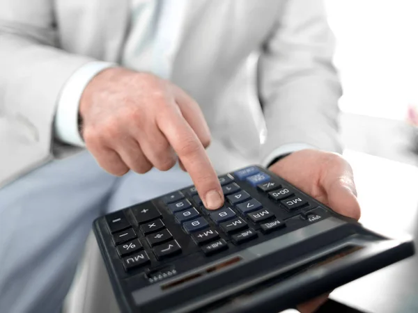 Fecha. homem de negócios com calculadora. — Fotografia de Stock