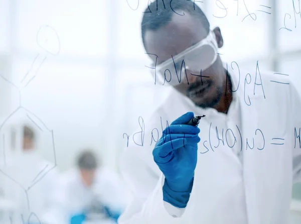 Científico escribir fórmula química en un tablero de vidrio —  Fotos de Stock