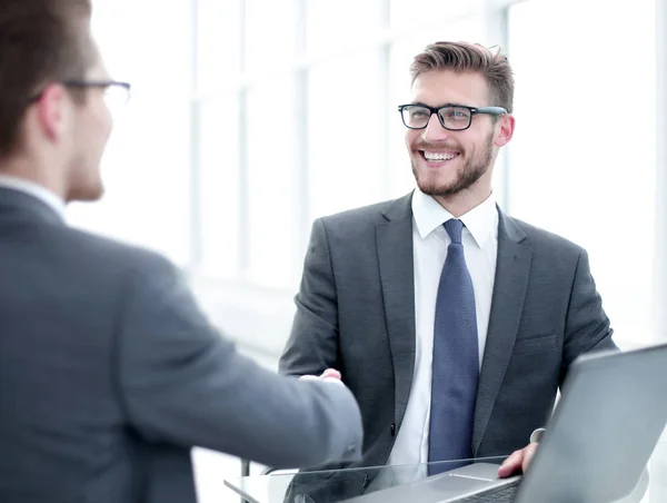 Nahaufnahme lächelnde Geschäftsleute beim Händeschütteln im Büro — Stockfoto