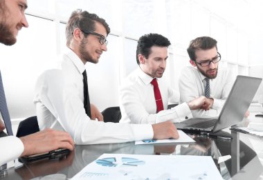 çalışma ve ofis masa başında otururken iletişim iş adamları