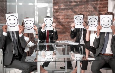 Masada oturan smiley simgeleri iş takım tutar