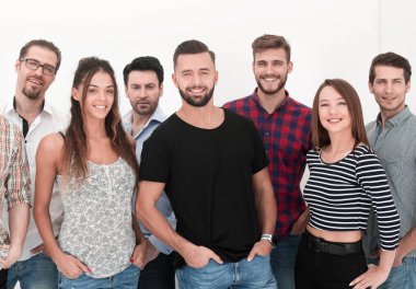 Bir grup başarılı genç bir arada duruyor.