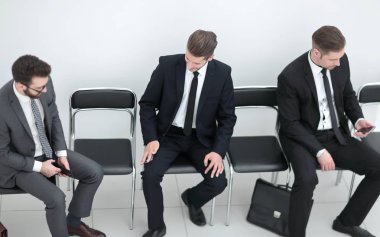 çalışanların iletişim, ofis koridorunda oturan.