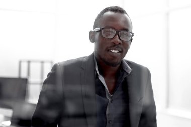 Başarılı iş adamı ofis penceresinden bakar.