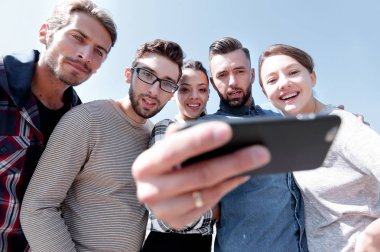 Bir grup genç selfie çekiyor..