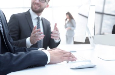 İş arkadaşları masalarında oturuyor.