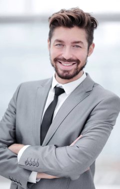 gri takım elbiseli bir genç adam