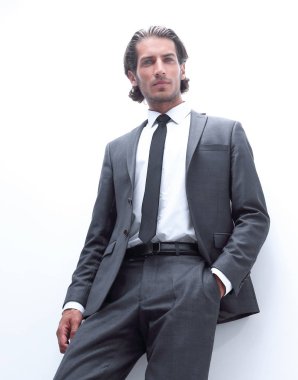 işadamı beyaz duvara yaslanmış