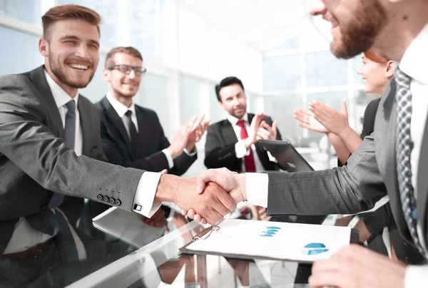 Aperto de mão dos parceiros comerciais na reunião de trabalho — Fotografia de Stock