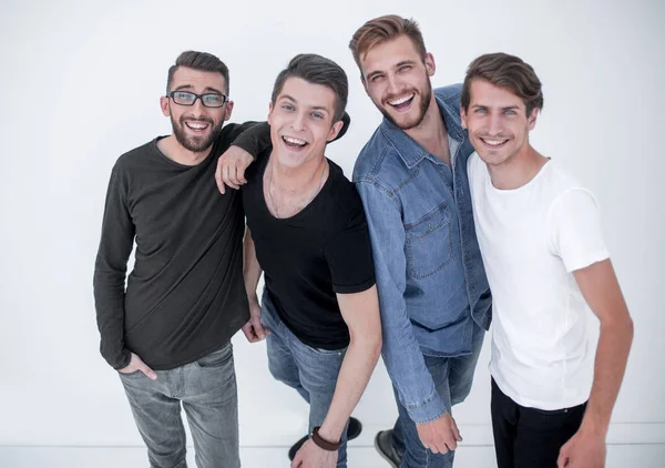 En iyi manzara... bir grup mutlu genç adam kameraya bakıyor.