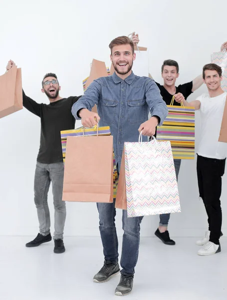 Grupo de jóvenes alegres con bolsas de compras —  Fotos de Stock