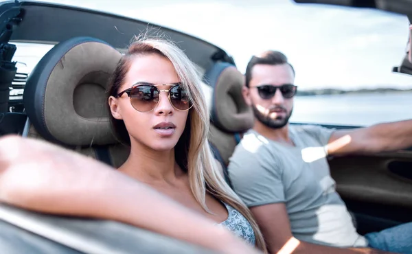 Sluit up.the paar reizen in een cabrio — Stockfoto