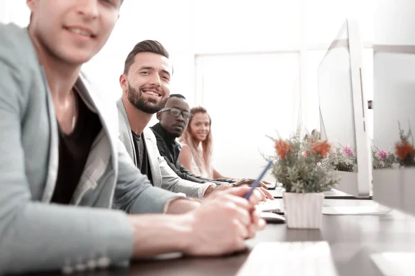 Grupo de personal profesional sentado en el escritorio — Foto de Stock