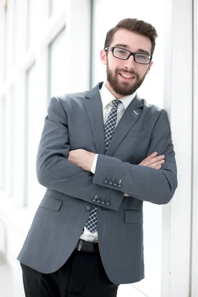 Nära up.smiling affärsman stående på kontoret — Stockfoto