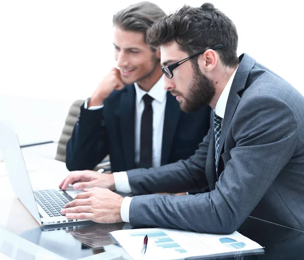 Geschäftspartner schauen auf Laptop-Bildschirm. — Stockfoto