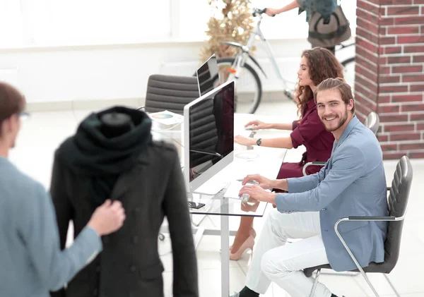 Gruppe von Designern und Schneidern, die im Studio arbeiten — Stockfoto