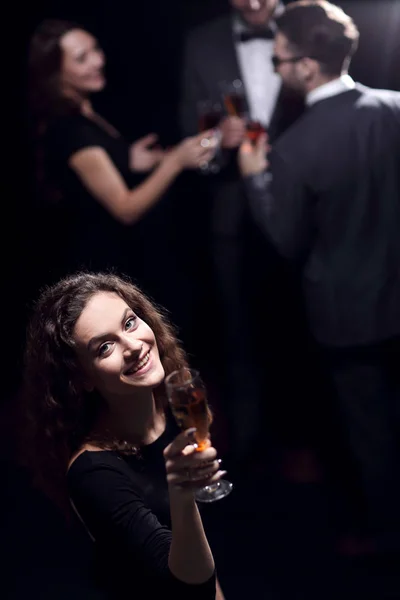 Стильная молодая женщина с бокалом шампанского — стоковое фото