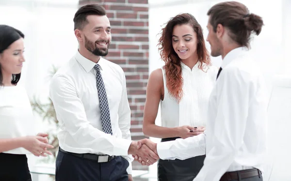 Geschäftspartner per Handschlag im Büro. — Stockfoto