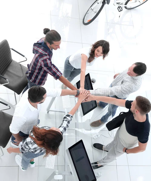 Equipo creativo con las manos juntas . — Foto de Stock