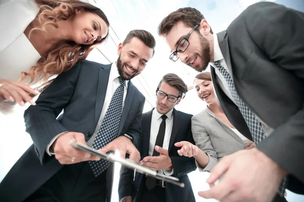 Jefe y equipo de negocios analizando informe financiero —  Fotos de Stock