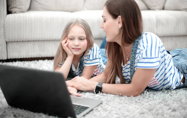 Anya és lánya laptopot használ az otthonukban. — Stock Fotó