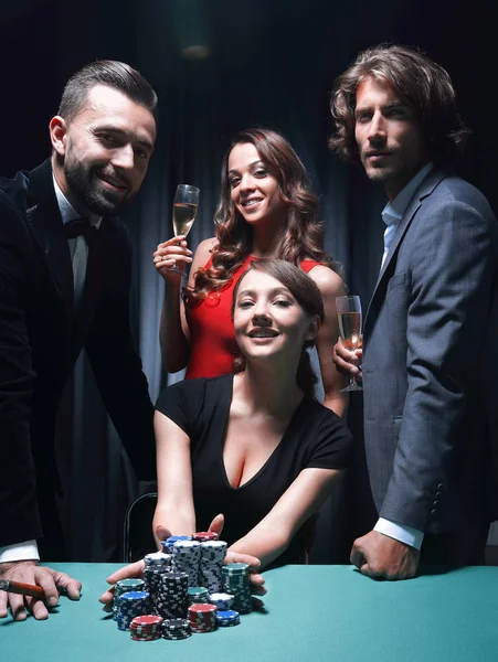 Femme faisant tout en jouant au poker — Photo