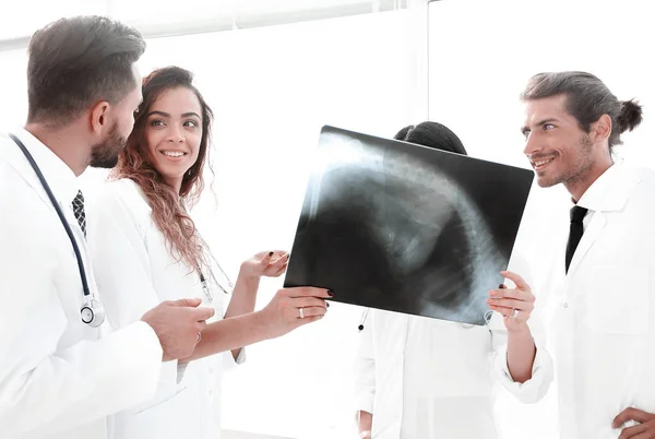 Trabajadores médicos mirando a los pacientes radiografía —  Fotos de Stock