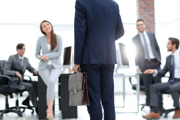 Vuxna studenter Lyssna på professorer föreläsning i liten klassrum — Stockfoto